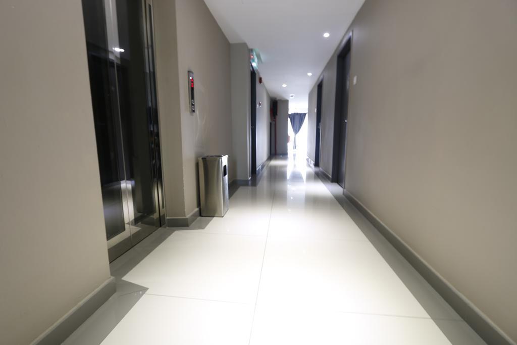 Hotel 99 Ss2 Петалинг-Джая Экстерьер фото